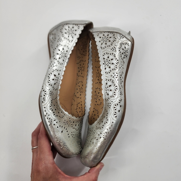 Women's 8 B Earthies Bindi Silver Leather Ballet Flat Shoes Loafer Perforated - Picture 7 of 13